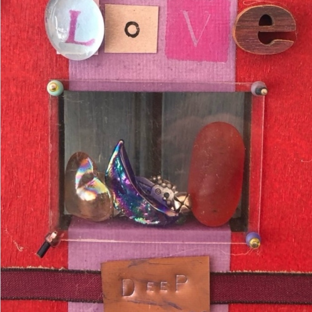 “Love Deep” artisan made little wall hanging in red & purple - Picture 2 of 8